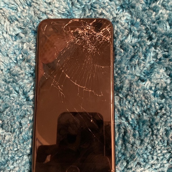 Cracked iPhone SE - Picture 7 of 9